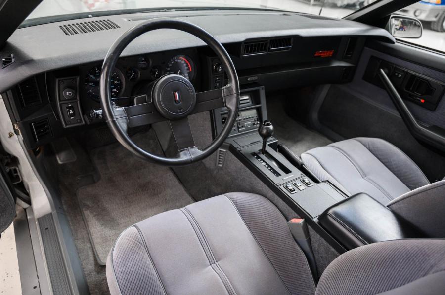Торпедо Chevrolet Camaro Z28 IROC-Z (1FP87) 1985 года  (фото 73 из 124)